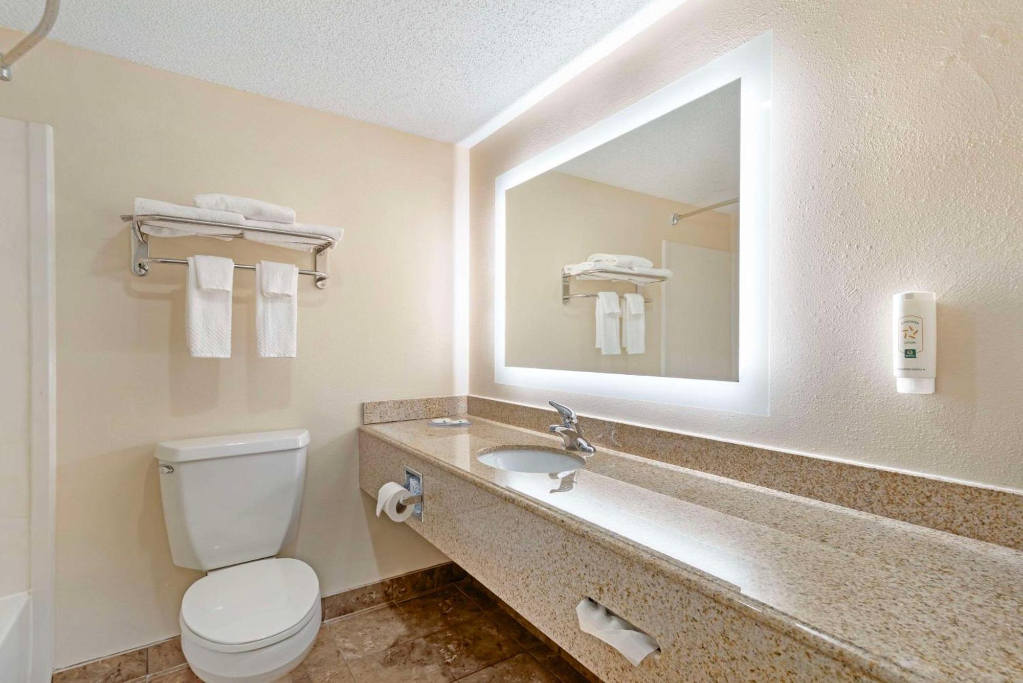Quality Inn Valley - West Point Bagian luar foto
